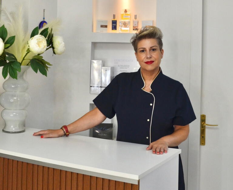 Η Ελισάβετ Μαυρουδή στο χώρο υποδοχής του κέντρου αισθητικής